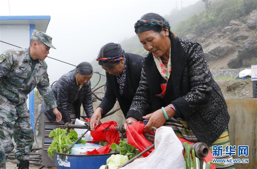 （图文互动）（5）特写：“八一”礼物，飞向云端哨所