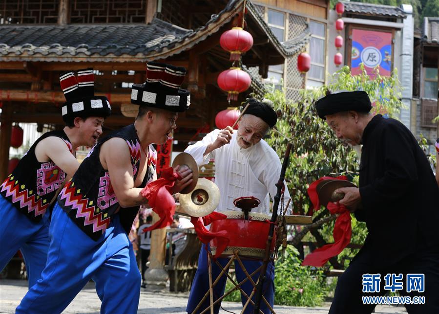 #（图片故事）（6）八旬老人表演&ldquo;打溜子&rdquo;  曲艺推广乐淘淘