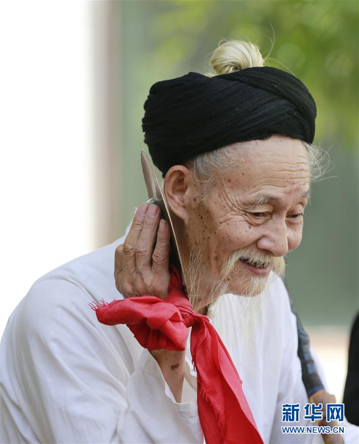 #（图片故事）（7）八旬老人表演&ldquo;打溜子&rdquo;  曲艺推广乐淘淘