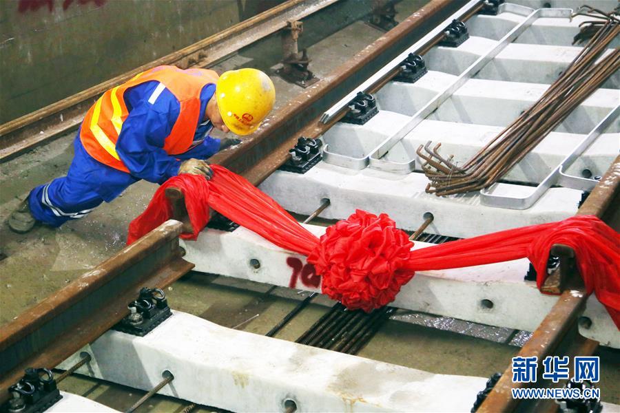 #（社会）（2）江苏常州地铁1号线完成铺轨施工