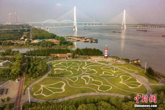 8月9日，航拍南京鱼嘴湿地公园，旁边就是南京第三长江大桥。 <a target='_blank' href='http://www.chinanews.com/'>中新社</a>记者 泱波 摄