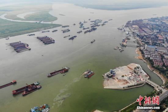 8月1日，巨型的水泥储罐被吊离码头，湖南岳阳城陵矶新港区天欣码头的整治已基本完成。今年5月，长江岸线湖南段开展港口码头“关停并转”专项整治行动。截至目前，该行动已集中关停42个码头泊位，退出岸线7302米。杨华峰 摄