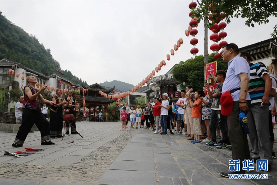 #（社会）（4）湖南张家界：&ldquo;武陵源三棒鼓&rdquo;演绎湘西风情