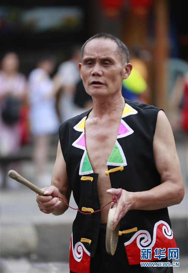 #（社会）（5）湖南张家界：&ldquo;武陵源三棒鼓&rdquo;演绎湘西风情