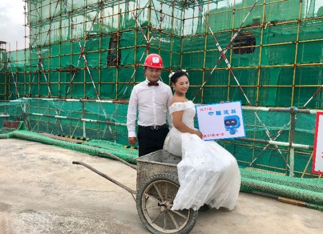 亚新体育坐在建筑工地沾满泥土的小推车上拍婚纱照？这是真的！！