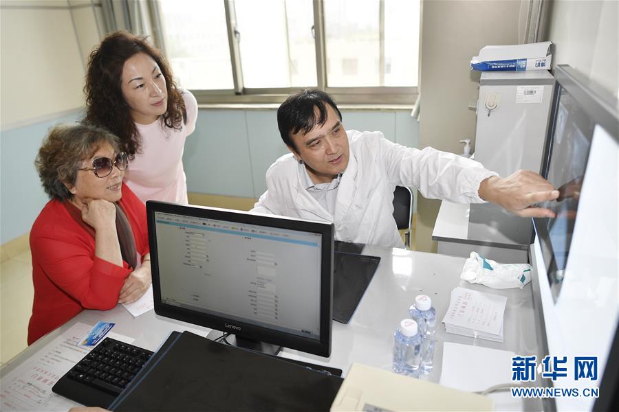 （社会）（1）迎接首个&ldquo;中国医师节&rdquo; 医疗专家走基层