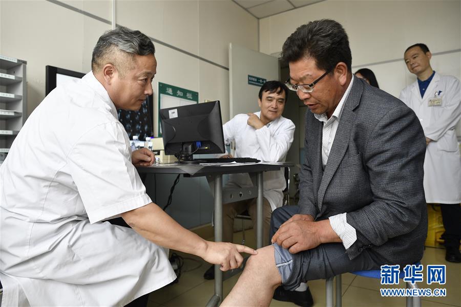 （社会）（2）迎接首个&ldquo;中国医师节&rdquo; 医疗专家走基层