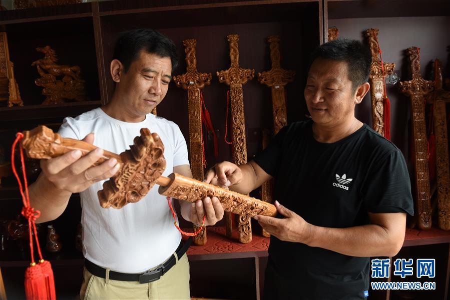 （经济）（1）河北深州：废弃桃木变身工艺品