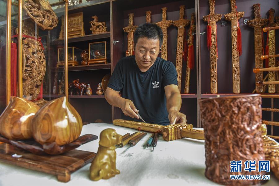 （经济）（2）河北深州：废弃桃木变身工艺品