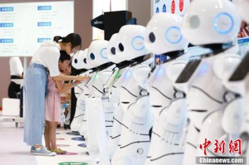 图为8月15日,2018世界机器人大会在北京亦创国际会展中心揭幕,160余家中外机器人领军企业带来的前沿产品集体亮相,让观众直接感受科技改变生活。<a target='_blank' href='http://www.chinanews.com/' _fcksavedurl='http://www.chinanews.com/'>中新社</a>记者 富田 摄