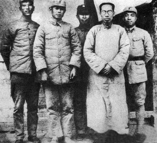 长征到达陕北前后，方强（右一）等在陕西耀县。