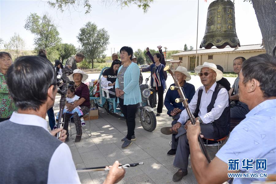 (图文互动)(4)艺术家进村 新疆古老村庄焕发新颜