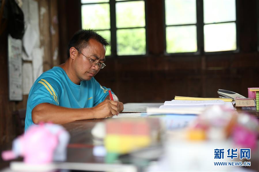 #（图片故事）（1）大山深处教学点的守护者