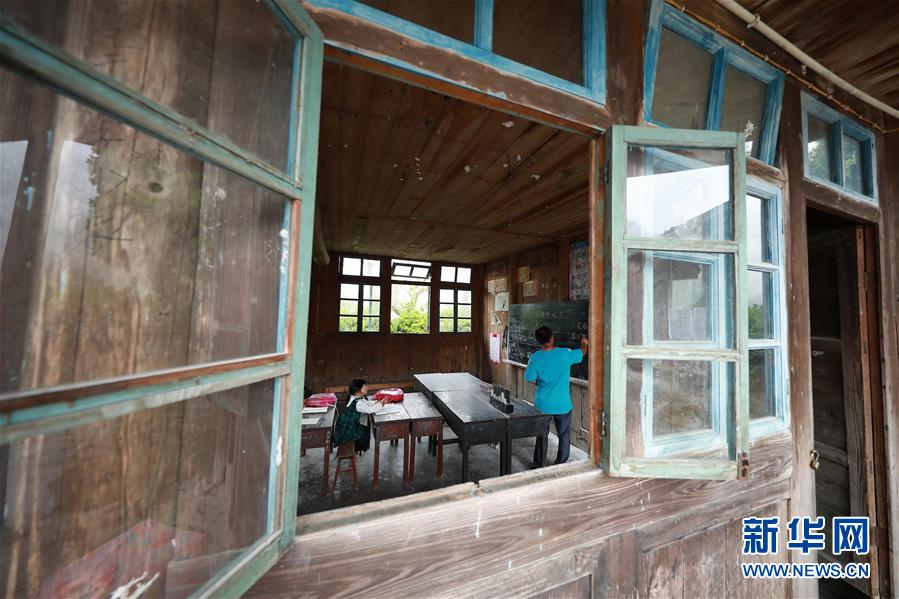 #(图片故事)(4)大山深处教学点的守护者