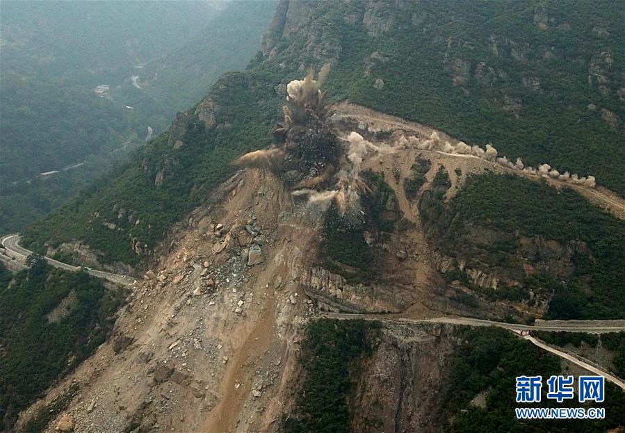 （社会）（2）北京房山军红路实施爆破清理