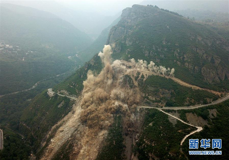 （社会）（3）北京房山军红路实施爆破清理