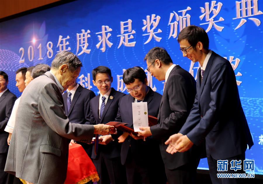 (图文互动)(2)2018年度“求是奖”揭晓 江雷获杰出科学家奖