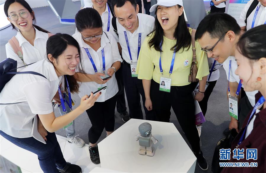 (新华全媒头条·图文互动)(2)“中国智,世界能”——2018世界人工智能大会释放AI发展新信号