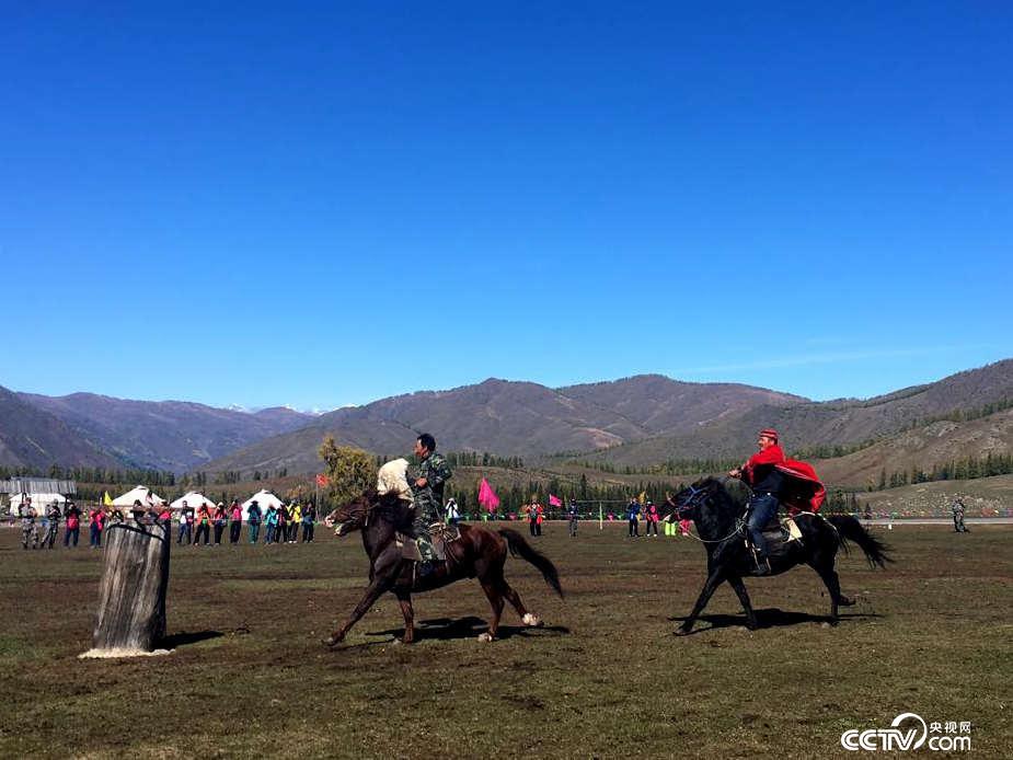 　　军民运动会上和村民比赛叼羊（王小英/摄）
