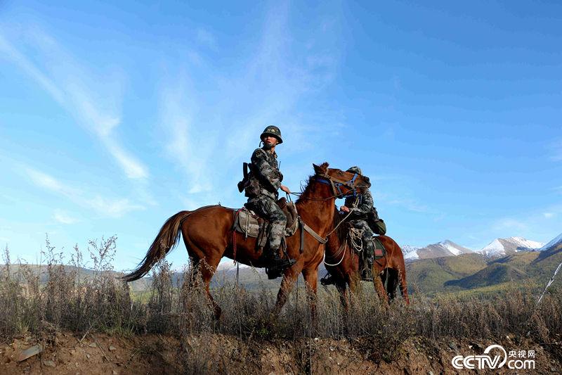 骑马巡逻得时刻警惕（王小英/摄）