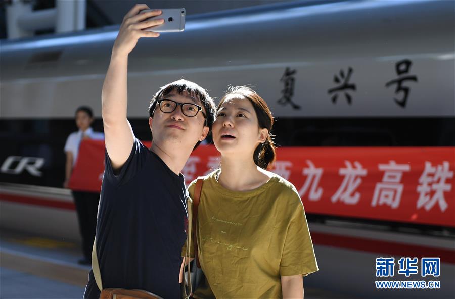 （社会）（2）北京西站首开至香港西九龙高铁列车
