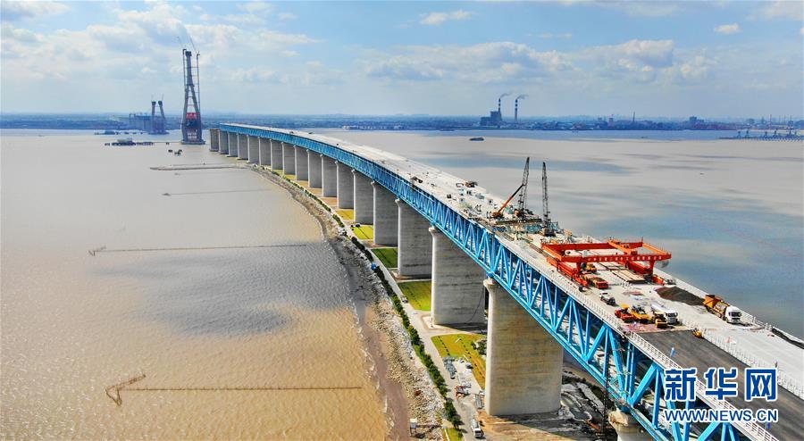 #（社會）（1）滬通長江大橋橋面瀝青正式攤鋪