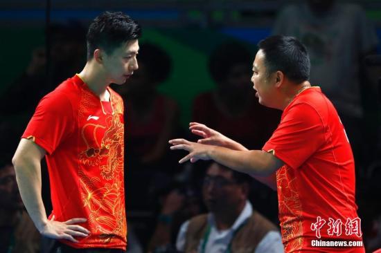 图为教练刘国梁在场边指导。<a target='_blank' href='http://www.chinanews.com/' ><p align=