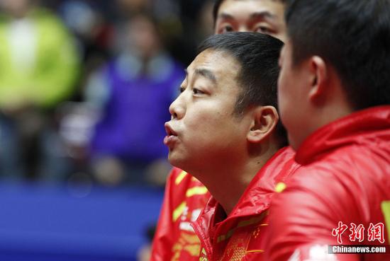 图为中国队主教练刘国梁在比赛中指导球员。<a target='_blank' href='http://www.chinanews.com/'><p  align=