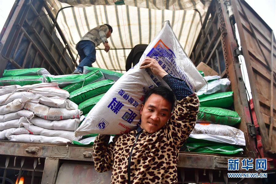 （社会）（3）苗山脱贫影像志&mdash;&mdash;乌英苗寨：荒山结出脱贫果