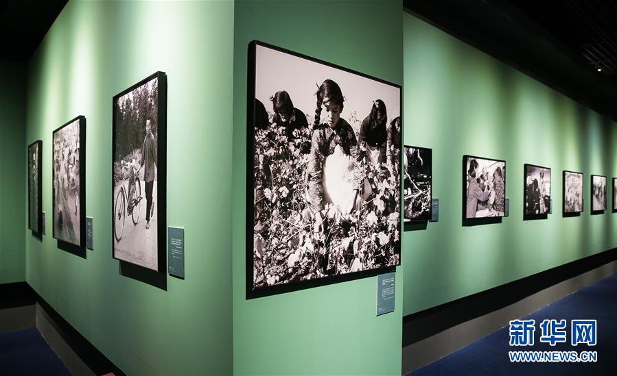 (新华网)(2)“国家相册 致敬历史——新华社中国照片档案馆典藏展”在首都博物馆开展