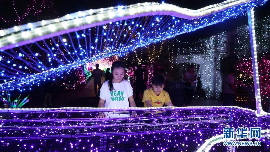 （社会）（1）江西南昌：国庆赏灯乐
