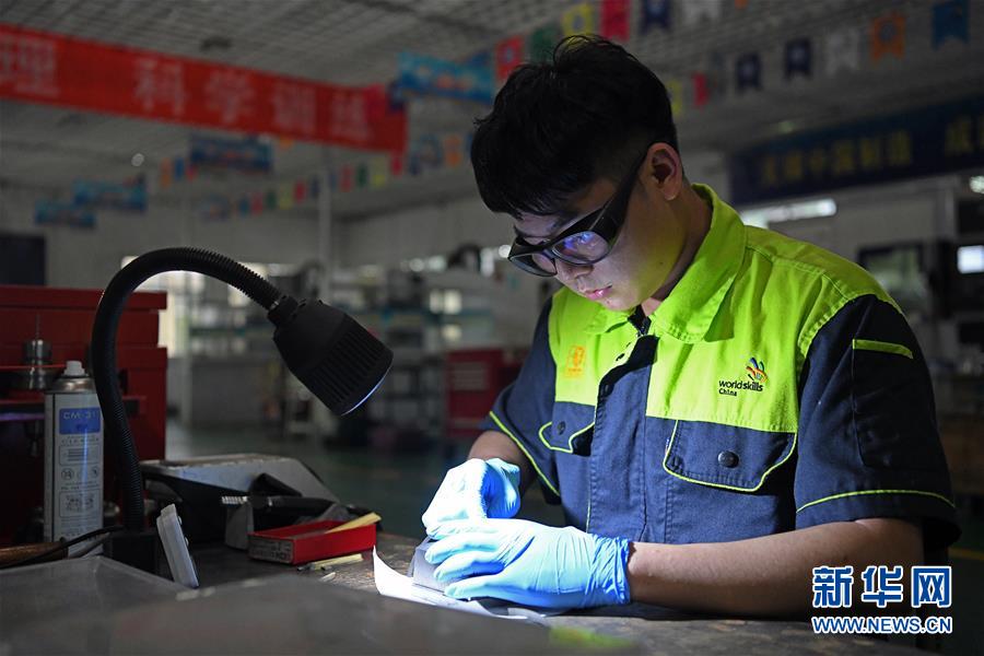 （弘扬民族精神、奋斗精神·图文互动）（1）能工小匠锤炼大国制造 