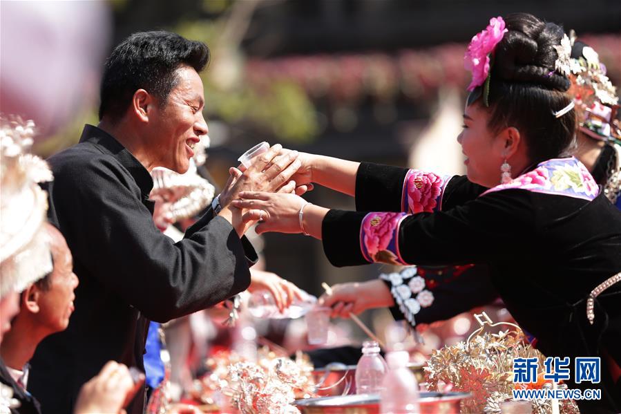 #（社会）（1）贵州丹寨：万人长桌宴 欢乐享金秋