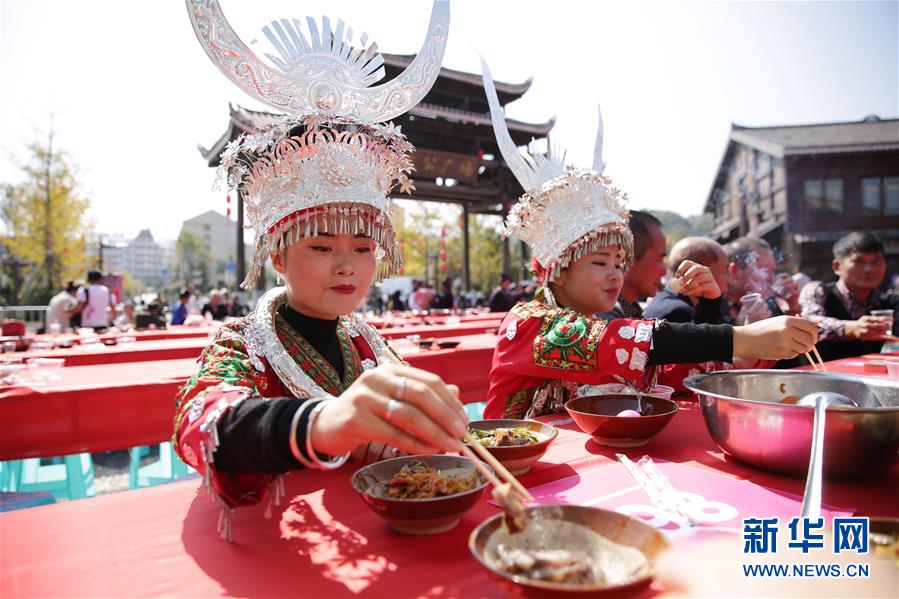 #（社会）（4）贵州丹寨：万人长桌宴 欢乐享金秋