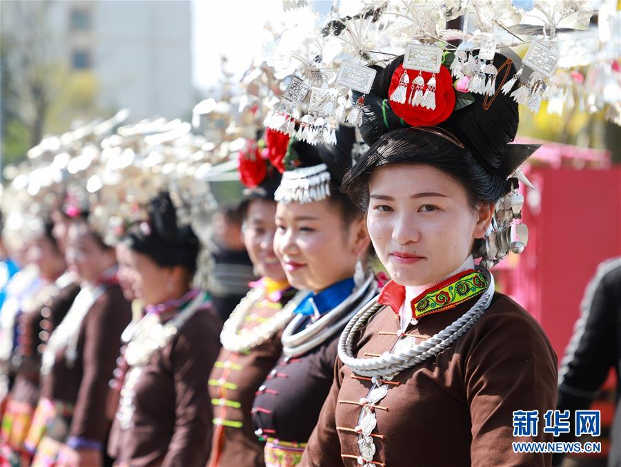 #（社会）（6）贵州丹寨：万人长桌宴 欢乐享金秋