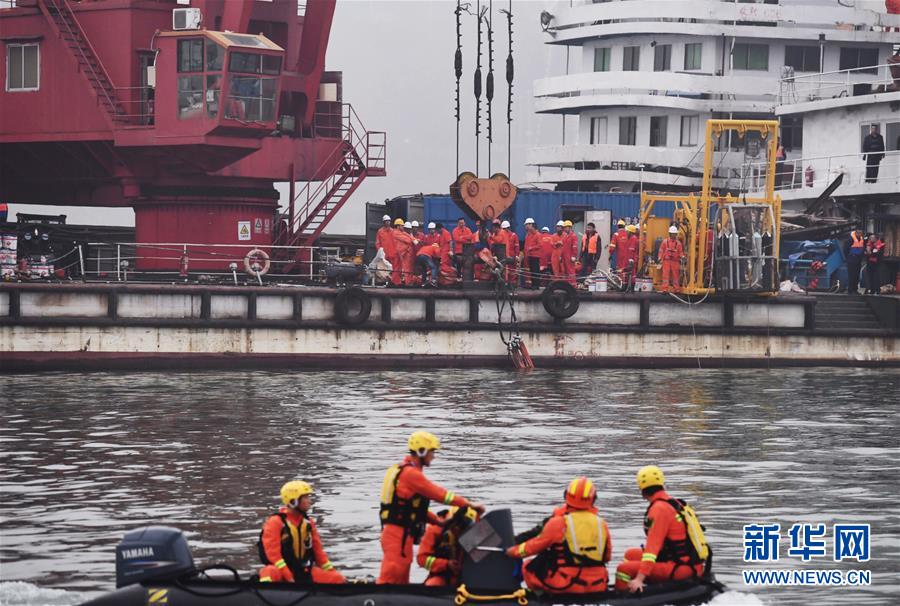 （重庆公交车坠江事故·后续）（3）重庆万州坠江公交车按计划今晚将被打捞出水