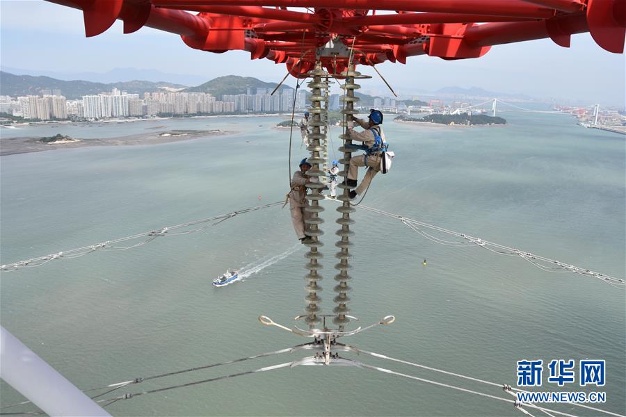 （镜观中国·新华社国内照片一周精选）（8）电网蜘蛛侠