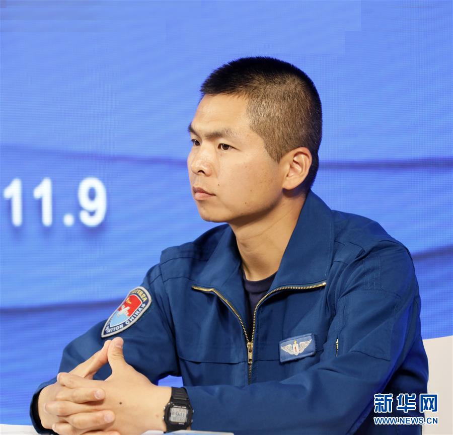 (图文互动)(1)中国空军新型战机飞行员“论剑”珠海航展