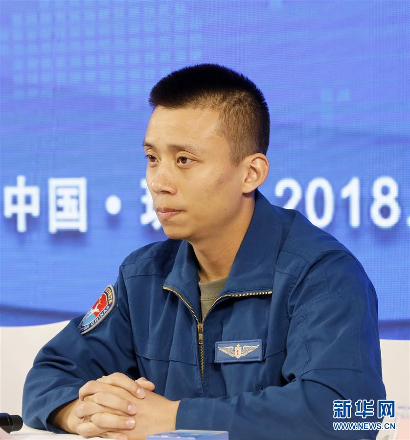 (图文互动)(2)中国空军新型战机飞行员“论剑”珠海航展