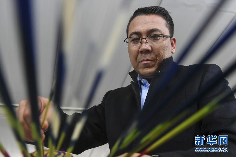 （图文互动）（1）织机响起来　新疆艾德莱斯之乡告别冬闲