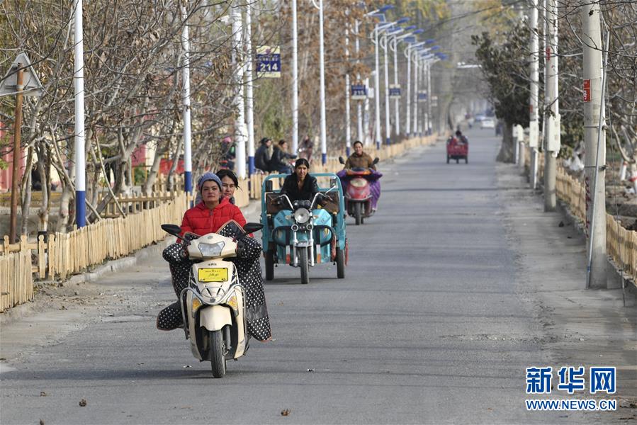 （图文互动）（2）织机响起来　新疆艾德莱斯之乡告别冬闲