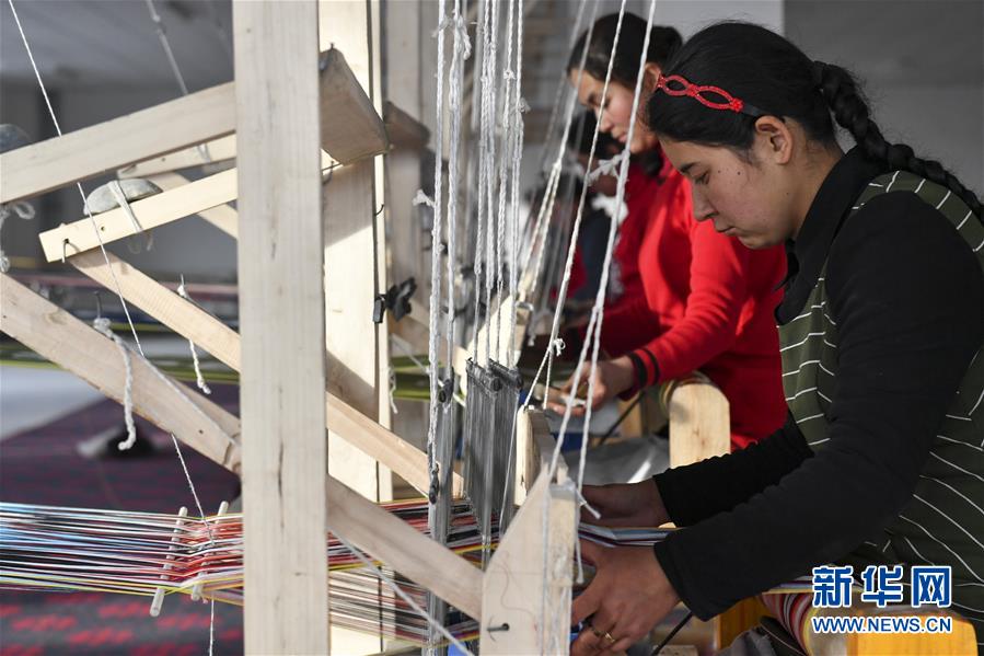 （图文互动）（3）织机响起来　新疆艾德莱斯之乡告别冬闲