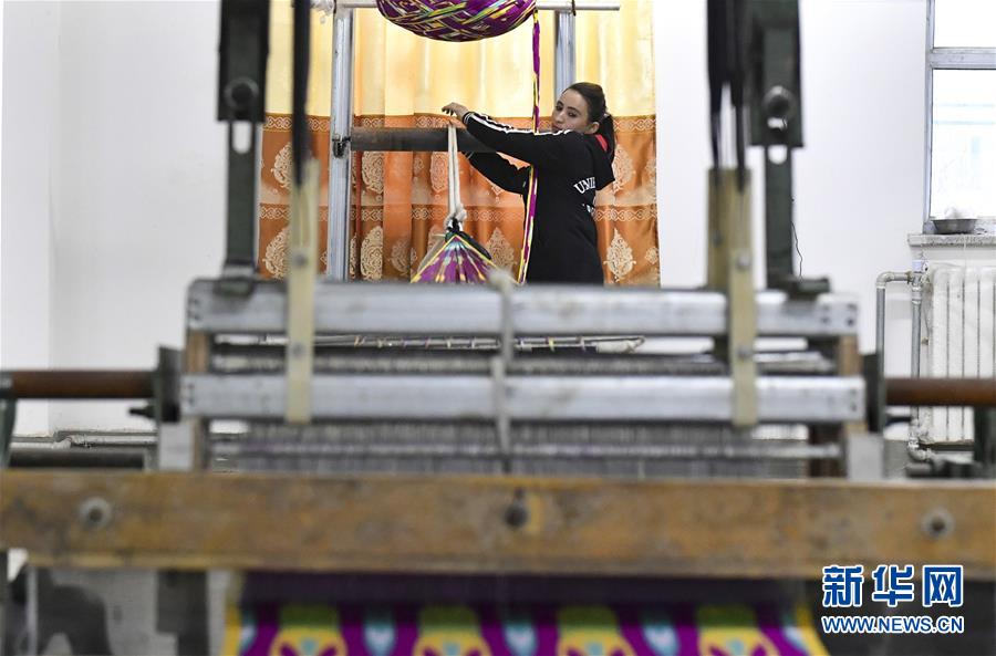 （图文互动）（4）织机响起来　新疆艾德莱斯之乡告别冬闲