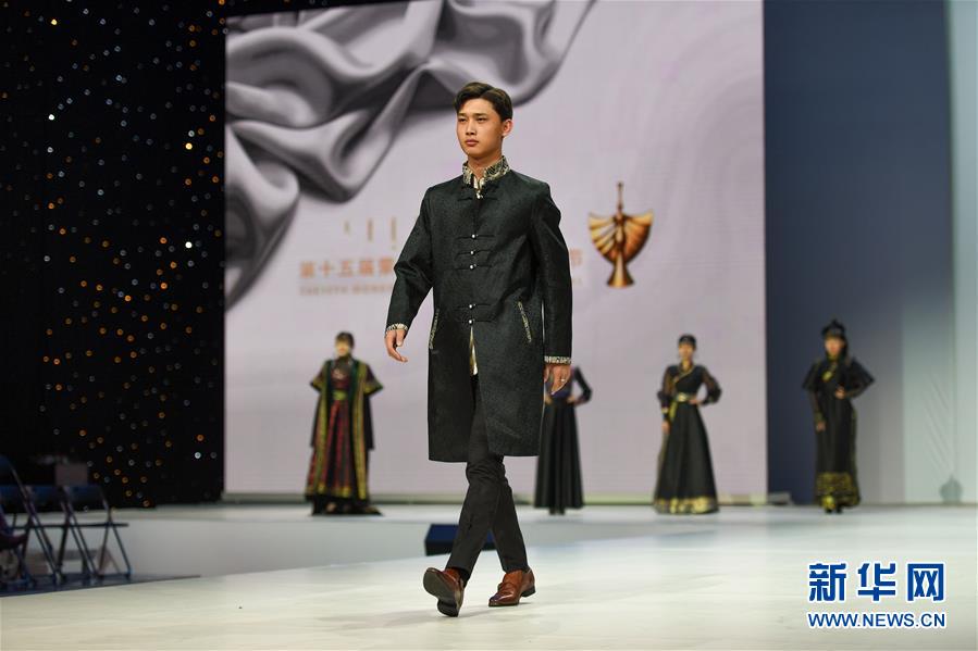 （文化）（6）第十五届蒙古族服装服饰艺术节在呼和浩特举办
