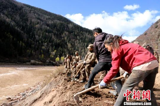 西藏军区某工化旅为偏远乡村修筑道路