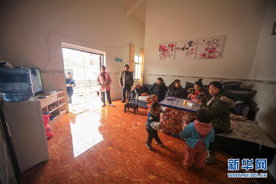 #（社会）（4）湖南湘西：易地搬迁住新居