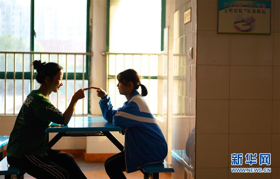 （镜观中国&middot;新华社国内照片一周精选）（14）大爱无声