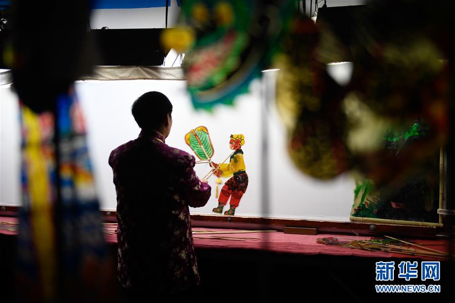 （镜观中国&middot;新华社国内照片一周精选）（16）隔帐陈述千古事 灯下挥舞鼓乐声