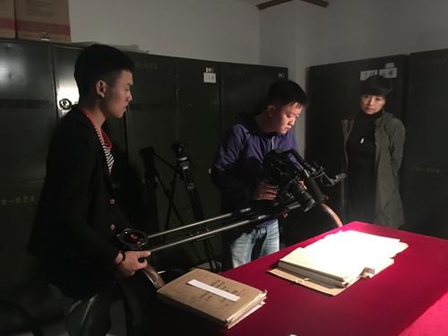 拍摄一些西南联大相关资料的特写镜头。徐蓓供图 点击进入下一页