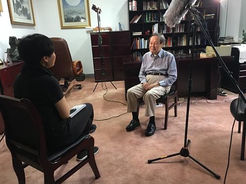 采访杨振宁先生。徐蓓供图 点击进入下一页